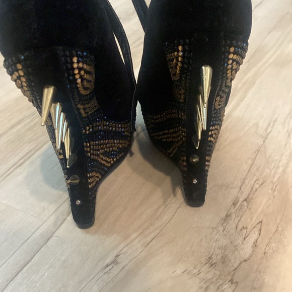 STEVE MADDEN | Zigzagg Black and Gold Spike Heels - Picture 6 of 6